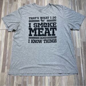 Men’s “I Smoke Meat & Know Things” Grey & Black Graphic Tee Size XL